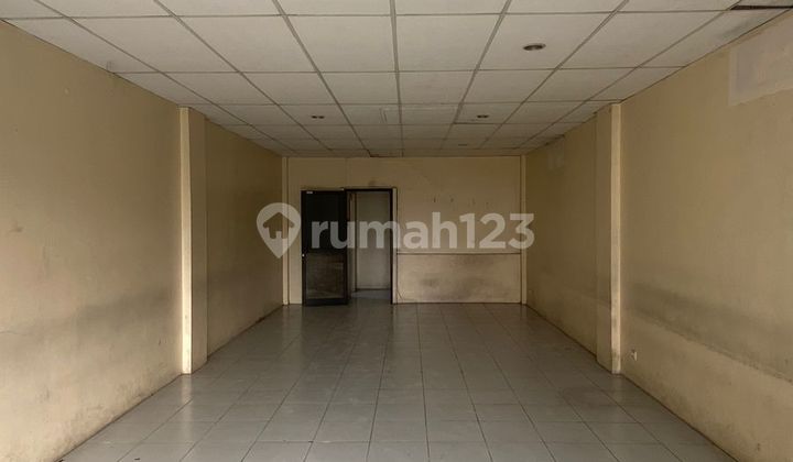 For rent: attached shophouse in Jababeka CBD, 3 floors, comfortable parking, 24-hour security. Can be used as an office, clinic, salon, bank, school. Jababeka Cikarang.