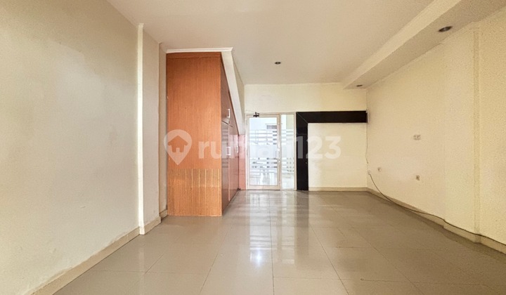 For Sale: 3.5-Story Shop House in Ciplaz Mall Klender, Suitable for Office, Tutoring Center, Clinic, Pharmacy, Restaurant, and Logistics, Ready to Use, Eligible for KPR Credit, Klender Duren Sawit, East Jakarta. 2