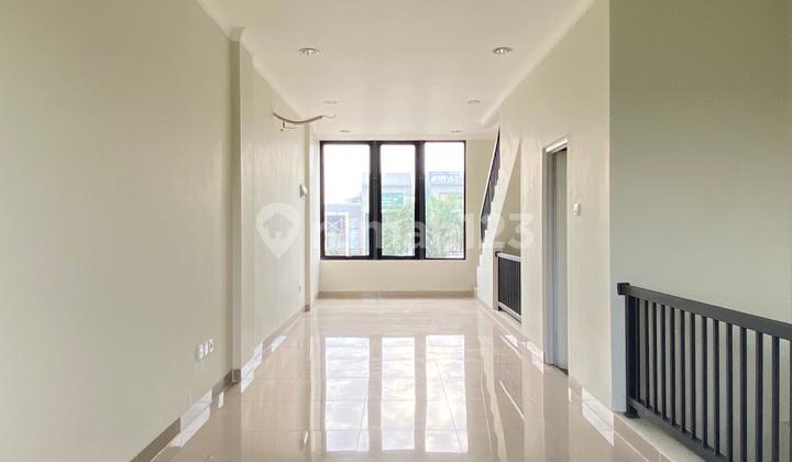 For Rent: New Wesfileld Hook 3-Story Shop House, Spacious Free Parking, Suitable for Office, Clinic, School, or Culinary Business in Grand Wisata Bekasi