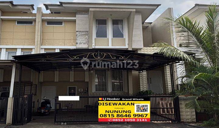 Disewakan Rumah Grand Wisata Split Level 3+1 Kamar Tidur, Semi Furnished, Fasilitas Kolam Renang, Taman, Jogging Track, 550 Meter Menuju Mall Living World Grand Wisata Bekasi