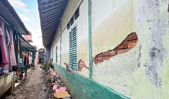 For sale: House and commercial space on the roadside of Tambun Market, area 213m2, can be used as a shop, warehouse, or boarding house. Tambun Market, Bekasi.