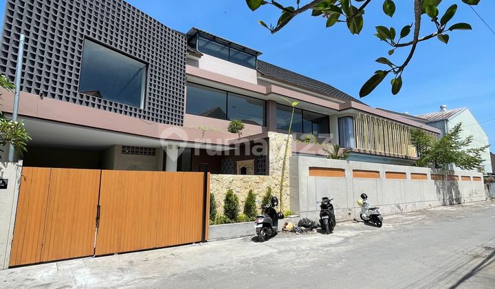 Rumah Mewah dan Luas Lengkap dengan Rooftop dan Kolam di Tengah Kota (Leasehold 22 Tahun) Rumah Mewah dan Luas Lengkap dengan Rooftop dan Kolam di Tengah Kota (Leasehold 22 Tahun)