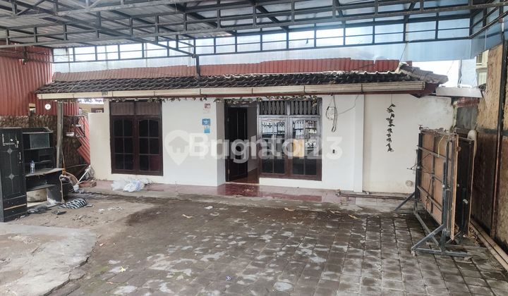 RUMAH LAMA DENGAN TANAH LUAS MASIH LAYAK HUNI