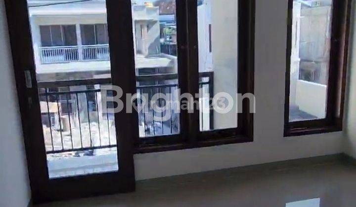 RUMAH MODERN DENGAN PARKIRAN MUAT 3 MOBIL