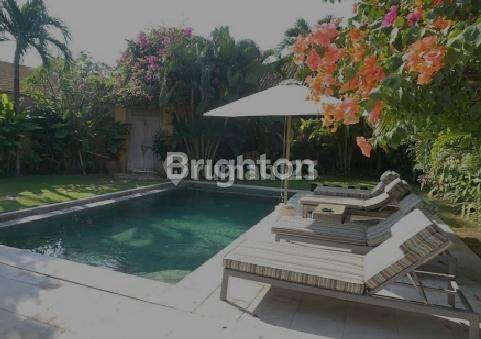 STYLISH TROPICAL VILLA IN THE HEART OF SEMINYAK MONTHLY AND DAILY RENT 2