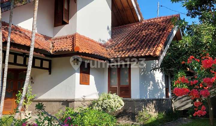 Rumah Luas Asri Gaya Villa di Jantung Kota Renon