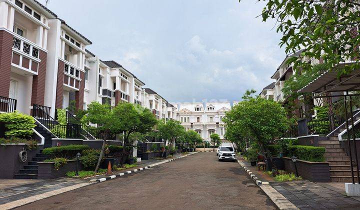 Rumah 3 lantai 9x17 The Villas MOI Kelapa Gading hadap Selatan
 2