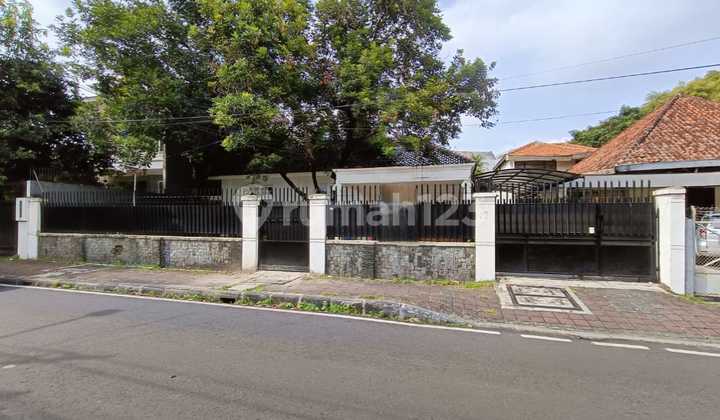 Rent a Menteng House Suitable for Office 614m² South Facing