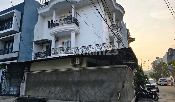 Rumah Sts Hoek 195m² Depan Gerbang Kompleks Hadap Barat Selatan Rumah Sts Hoek 195m² Depan Gerbang Kompleks Hadap Barat Selatan