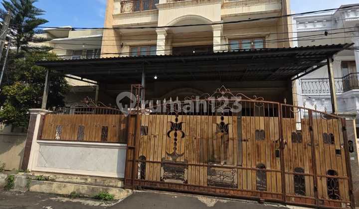 Agung Permai House 180M² 3.5 Floors North Facing
