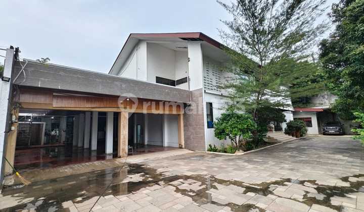 DSS House 2,000m² South Sunter Lake Facing the Lake