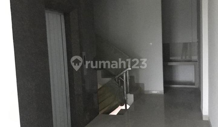 For Rent: 3 Adjacent Shophouses, Elang Laut, 4.5 Floors with Elevator, Spacious Parking. 2