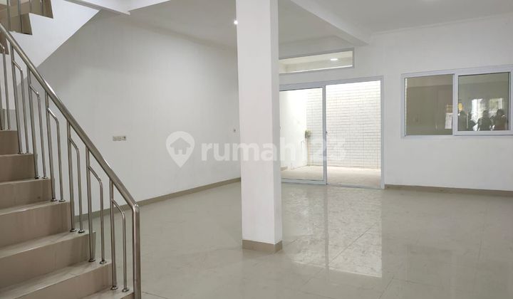 Sunter Sts Minimalist 2-Story House 6x21 South-Facing