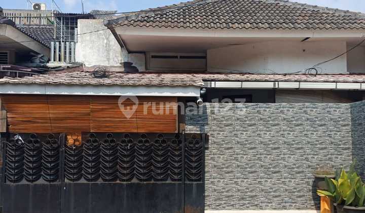 Comfortable House Located in Bintaro Sector 2 Housing Complex Comfortable House Located in Bintaro Sector 2 Housing Complex