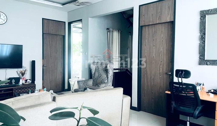 Dijual Rumah 2 lantai, Siap Huni, Cozy Modern, Strategis, Bebas Banjir. Lokasi Taman Rempoa Indah, Tangerang Selatan