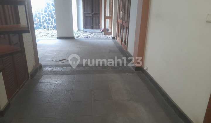 Rumah Artistik & Strategis di Taman Kedaung, Ciputat