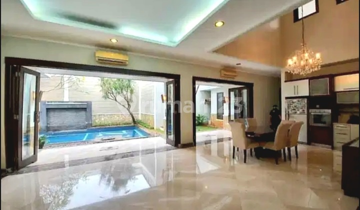 Rumah Luas Dan Strategis Dengan Kolam Renang Area Jakarta Selatan