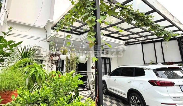 Rumah Baru Desain Modern Classic Kawasan Jakarta Selatan