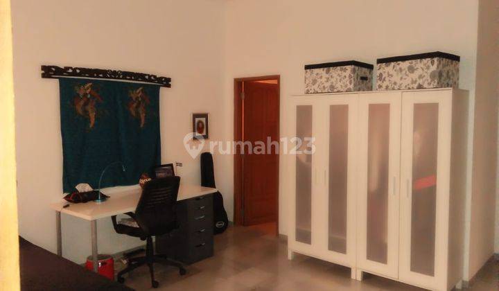 Rumah  Semi Furnished Bagus di Kemang Tinur 2