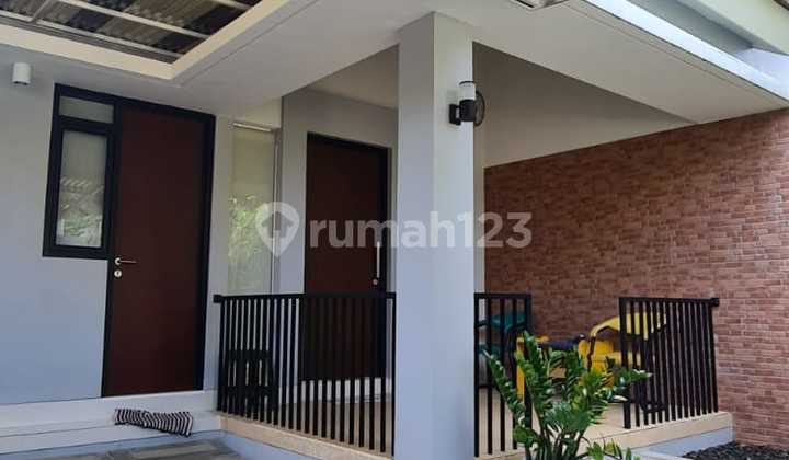 Single-Story House in a Complex, Still New, Never Occupied, Has a Swimming Pool in Bintaro. Single-Story House in a Complex, Still New, Never Occupied, Has a Swimming Pool in Bintaro.
