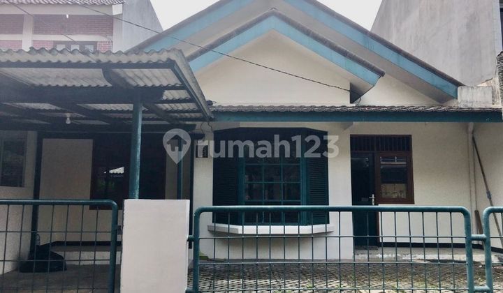 House for sale in Bintaro Jaya sector 5, renovated, strategic location, price reduced.