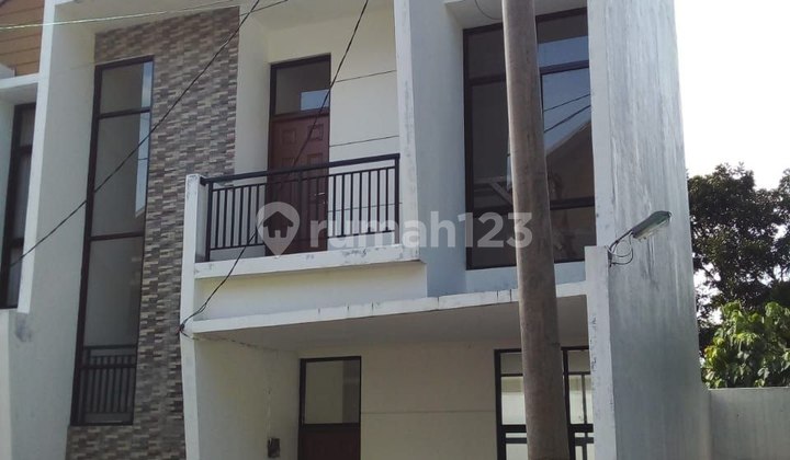 Minimalist House in a Complex in Gegerkalong, Bandung