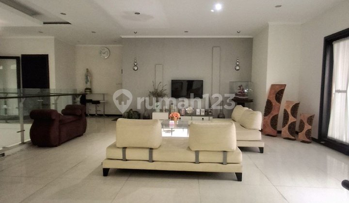 RUMAH MEWAH DALAM KOMPLEK BUDI ASIH SETIABUDHI BANDUNG RUMAH MEWAH DALAM KOMPLEK BUDI ASIH SETIABUDHI BANDUNG