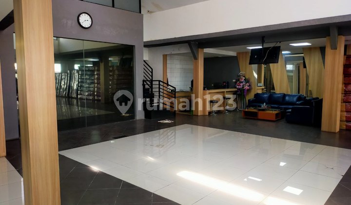 TEMPAT USAHA DI MAINROAD JALAN CIHAMPELAS DEKAT DAGO DAN JL. RIAU BANDUNG 2