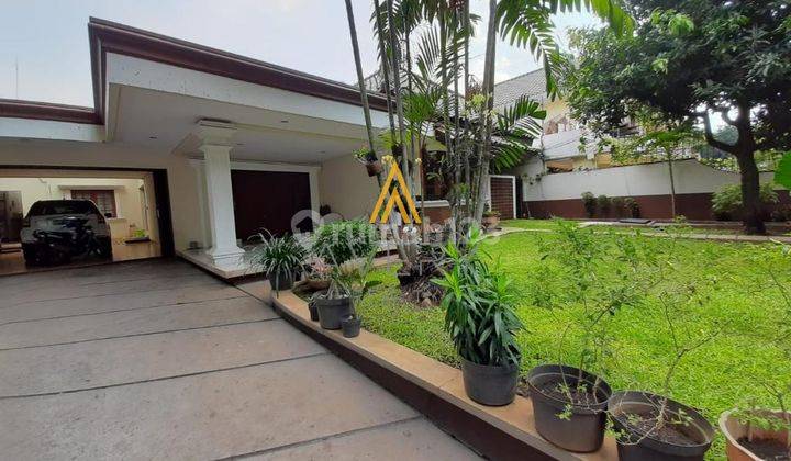 Rumah Asri Menteng 676 M Strategis Halaman Luas Depan Taman 2