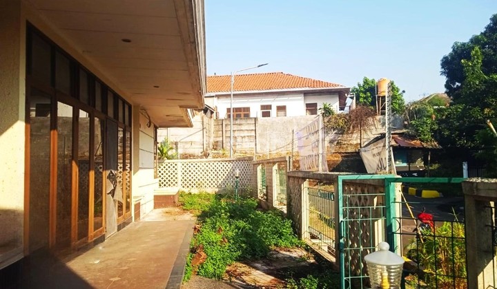 Corner House 1.5 Floors 258m2 10x25 3+1BR in Intercon Housing Kebon Jeruk 2