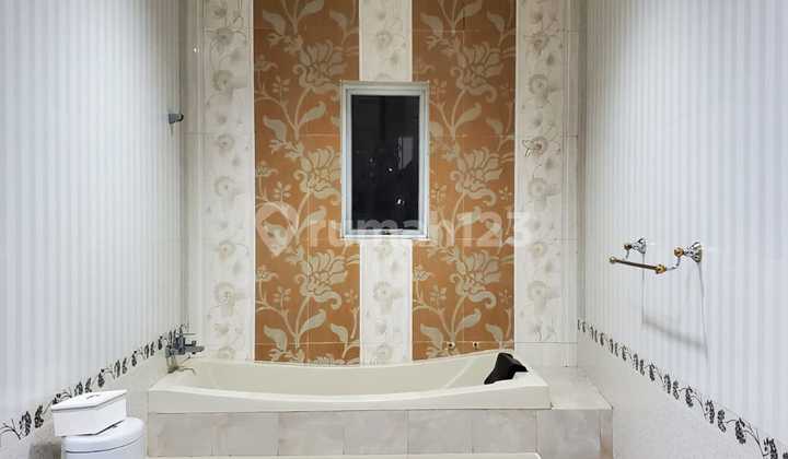 Quick sale spacious corner house in Radio Dalam, Kebayoran Baru 2