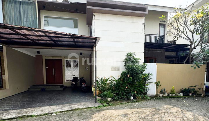 For quick sale, nice 2-story house in Pisok Complex Bintaro. For quick sale, nice 2-story house in Pisok Complex Bintaro.