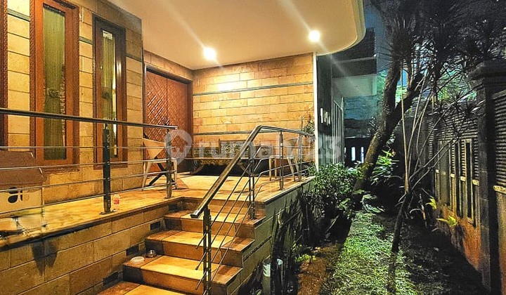 Dijual cepat rumah bagus luas 2,5 lantai di Jl. Depsos Bintaro  2