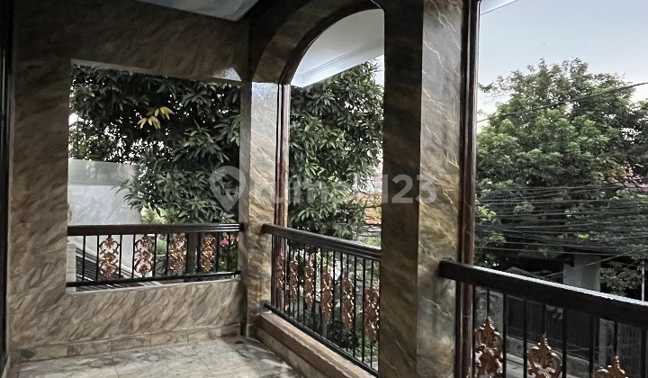 Dijual rumah rapi dan kontemporer di Pejaten, Pasar Minggu, Jakarta Selatan