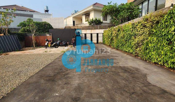 Rumah 3 Lantai Furnished SHM di Kemang, Jakarta Selatan 2