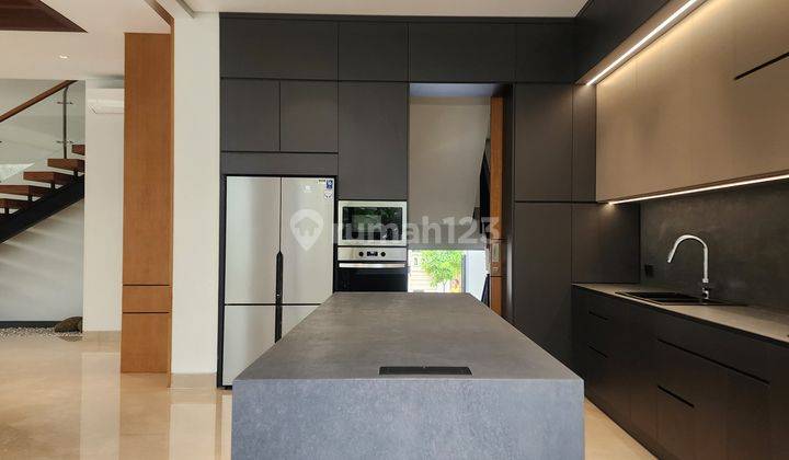 Rumah 2 Lantai Bagus Semi Furnished di Kemang, Jakarta Selatan 2