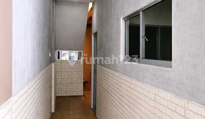 For Sale 2.5-Story Shop House in Banjar Wijaya, Tangerang 2