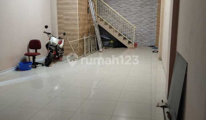 Three-Unit Attached Shophouse for Business (5 Floors) Strategic 2