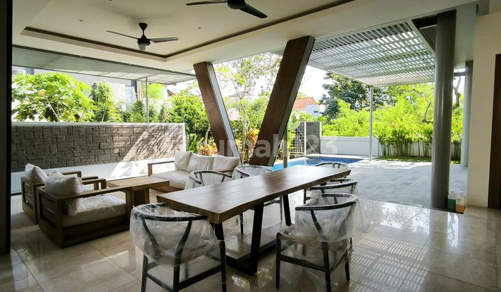 Villa Tropis Modern 3 Kamar Tidur di Jimbaran