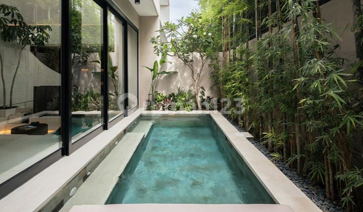 Villa Eksklusif Bergaya Tropis Modern di Canggu