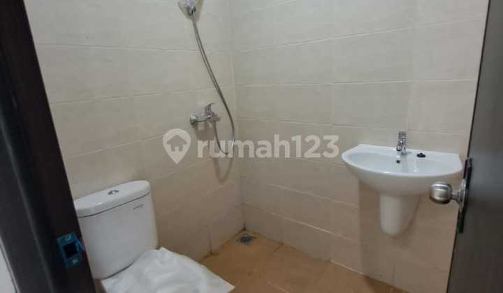 Disewakan cepat rumah baru siap huni dalam cluster di Royal Palm Blossom , Taman Surya , Jakarta Barat  2