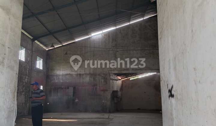 For rent: Cepay warehouse ready for use, with mess and office in Prepedan, West Jakarta.