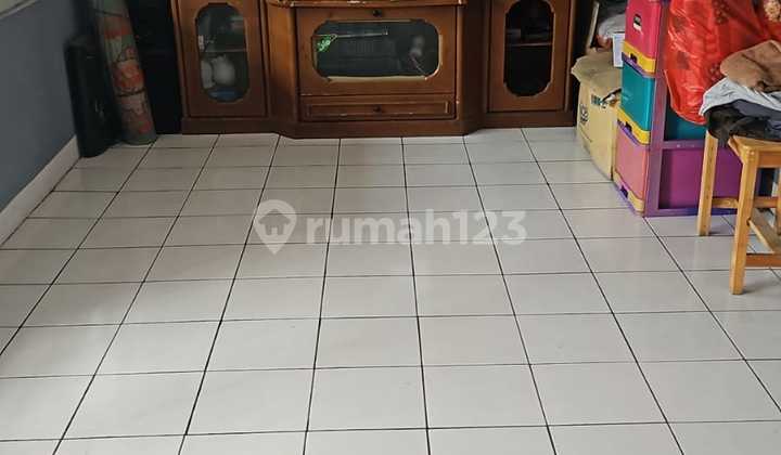 Dijual cepat rumah dua lantai full hadap Timur di Villa Taman Bandara 2