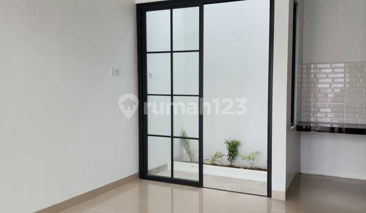 Rumah Dua Lantai Dekat Dengan Pusat Bisnis Di Cipondoh SHM