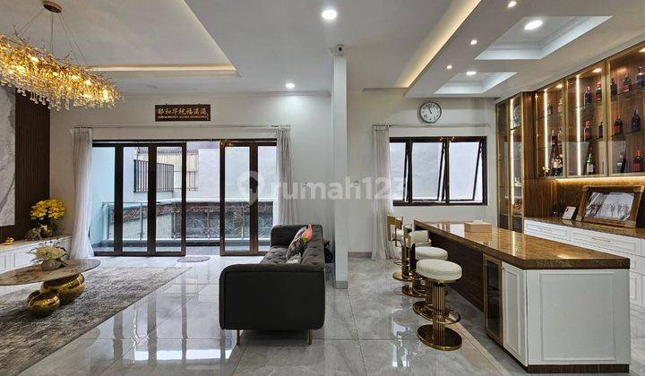 Rumah Cantik Mewah Full Furnished Ada Lift Dan Kolam Renang  1