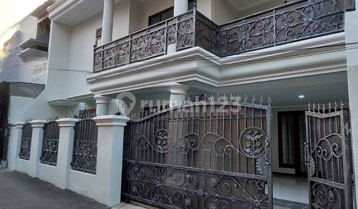 Dijual Rumah Bagus Ada Parkir Tamu di Taman