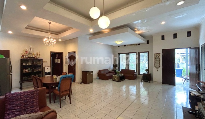 For Sale 15 Rooms 3 Car Super Wide Road