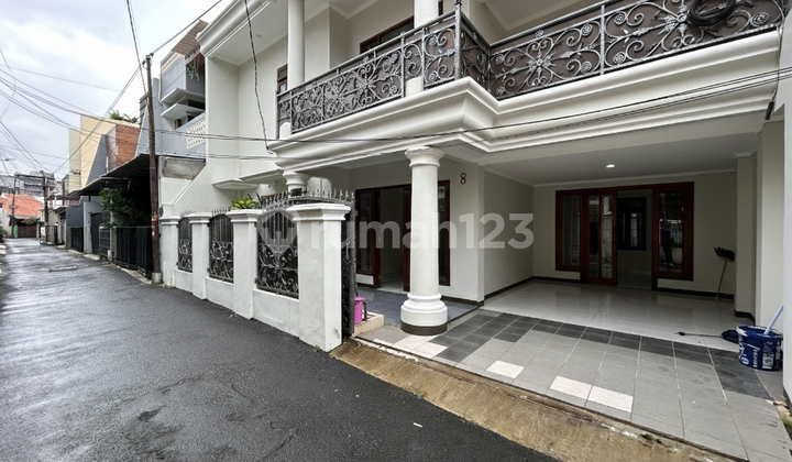Dijual Rumah Bagus Ada Parkir Tamu di Taman 2
