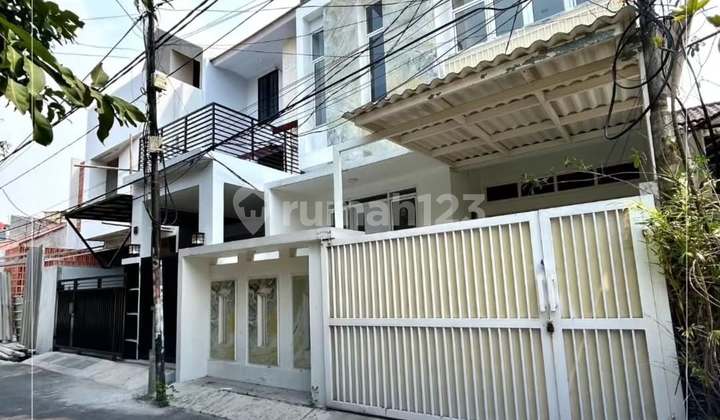 For sale nice house with access for 2 cars in East Tebet area.