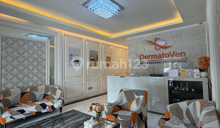 Strategic and Busy 4-Story Area in Plaza 5 Pondok Indah Strategic and Busy 4-Story Area in Plaza 5 Pondok Indah